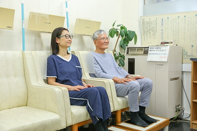 電位治療器に座る患者