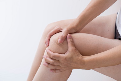 膝を痛める女性